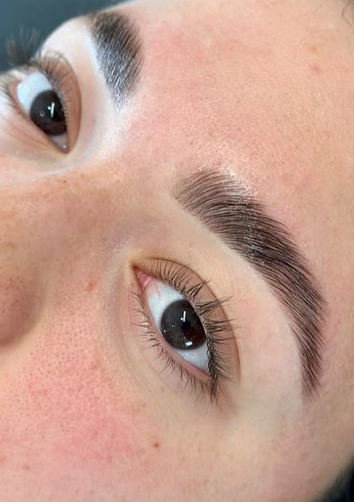 Sobrancelhas com brow lamination, fios alinhados e penteados